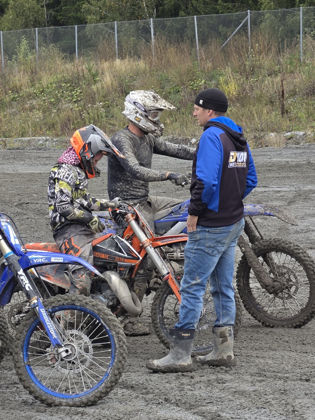 Dennis gir individuell veiledning til en motocrossfører