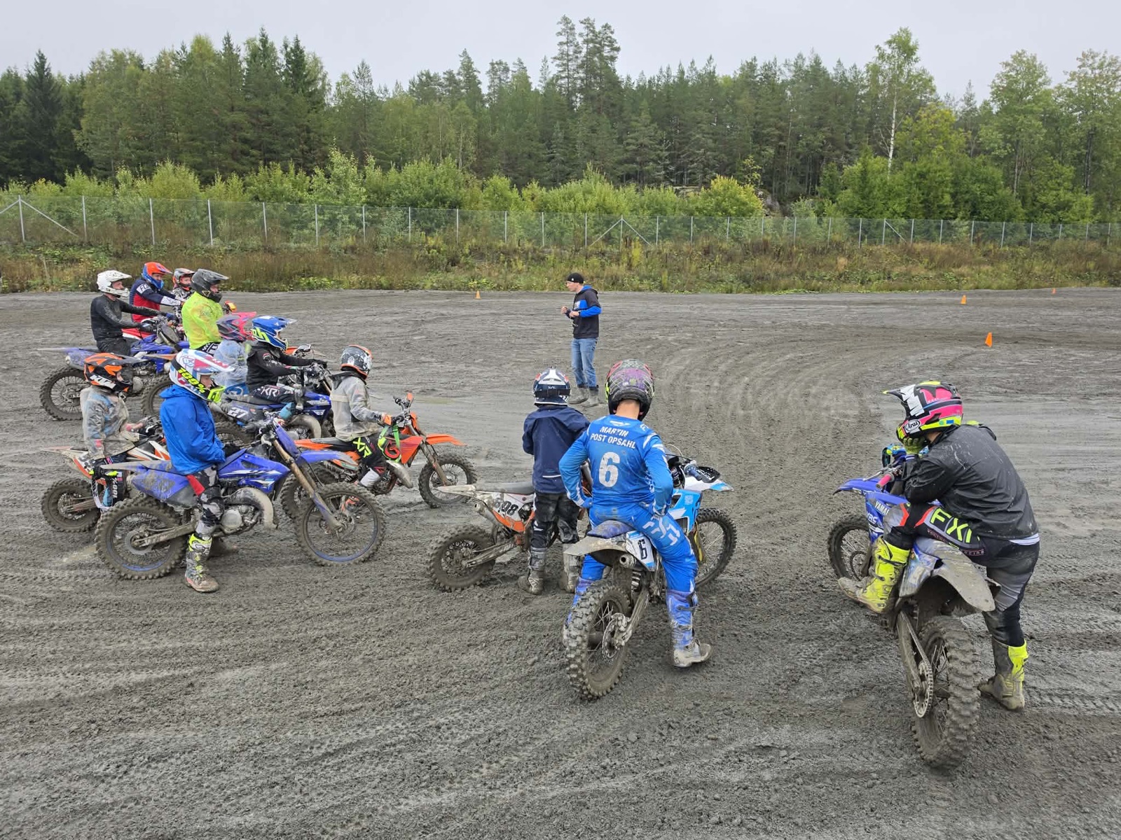 Dennis leder en teknisk treningsøkt for motocrossførere