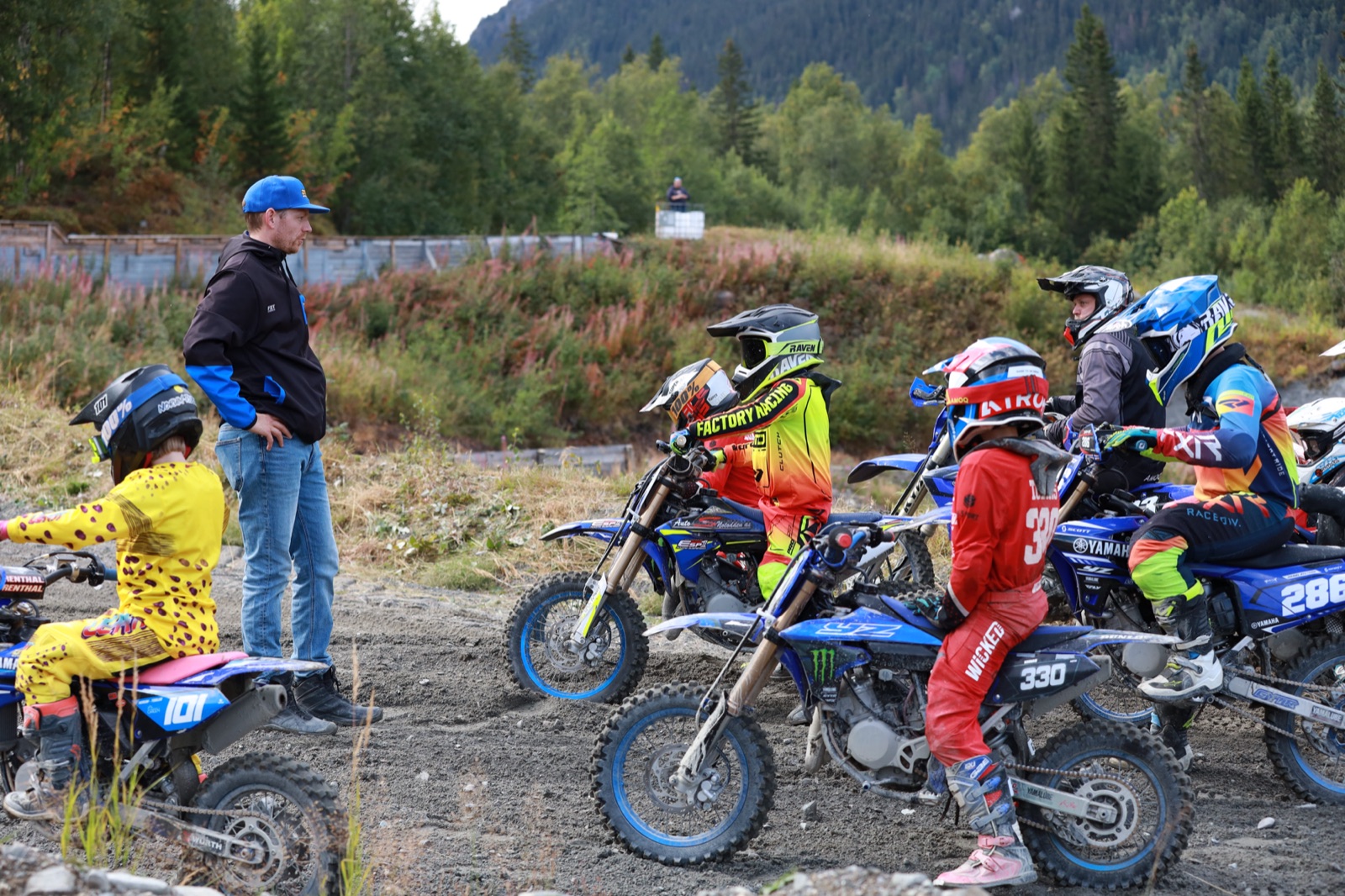Dennis Todler instruerer en gruppe motocrossførere i Tinn
