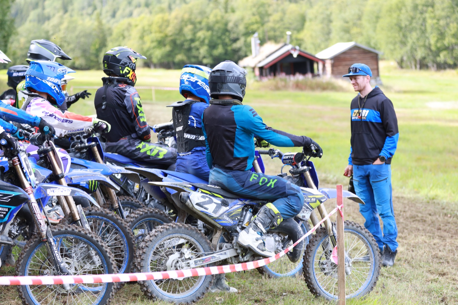 Dennis instruerer motocrossførere før en treningsøkt i Tinn