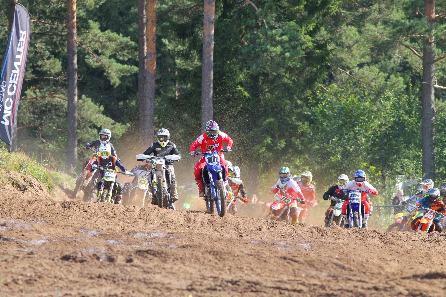 Motocrossfører i rød kjøredress