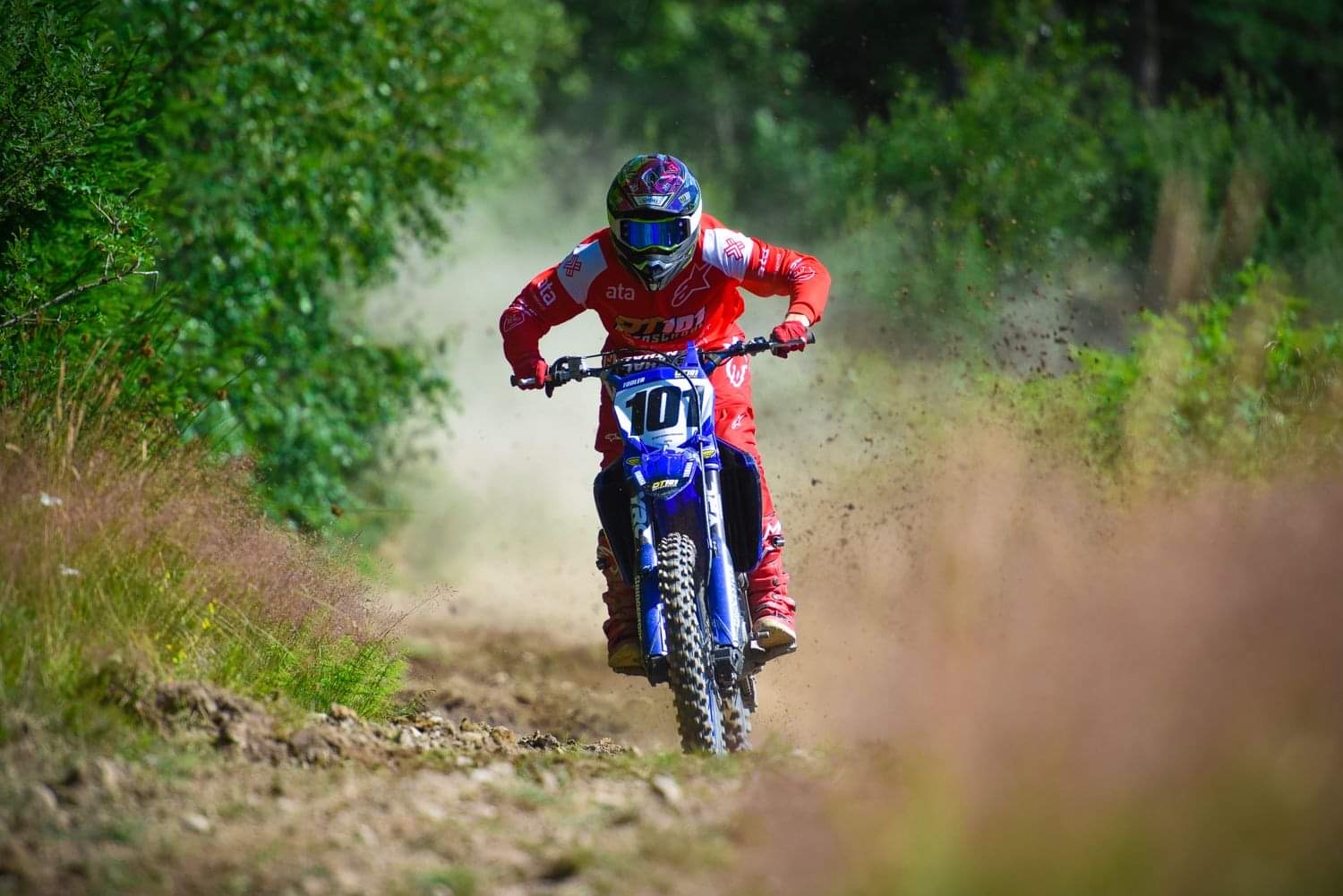 Motocrossfører i aksjon
